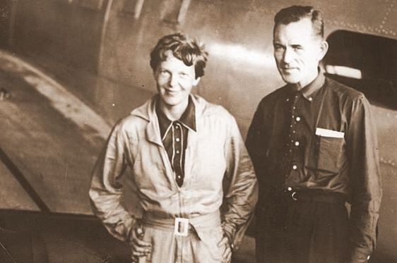 Amelia Earhart – A mais icônica aviadora em Natal Americanaviatrixameliaearhart1897-1937withhernavigatorcaptainfrednoonaninthehangaratparnamerimairfieldnatalbrazil