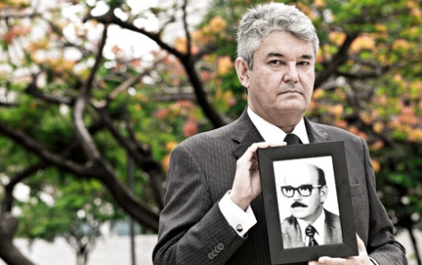 HISTÓRIA - Jáder Figueiredo Júnior (com a foto do pai): denúncias de violência contra os índios - Fonte - http://www.istoe.com.br/reportagens/294080_A+VERDADE+SOBRE+A+TORTURA+DOS+INDIOS