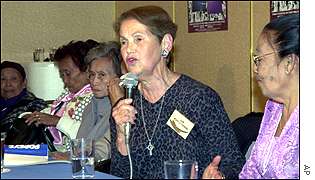 Jan Ruff-O'Herne  na atualidade, junto a outras mulheres que sofreram, nas mãos dos japoneses, denunciando os crimes de guerra.