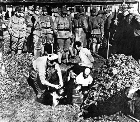 Chineses prestes a serem enterrados vivos por soldados japoneses.
