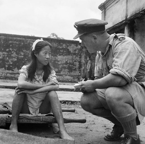 Uma das mulheres utilizadas pelos japoneses junto a um oficial Aliado.