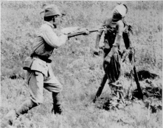 Soldado japonês praticando exercício de ataque com baioneta em um corpo de um chines.