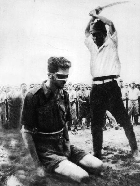 Aitape, Nova Guiné. 24 de outubro de 1943. Fotografia encontrada no corpo de um soldado japonês mostrando o sargento Leonard G. Siffleet prestes a ser decapitado com uma espada por Yasuno Chikao. Chikao morreu antes do fim da guerra.