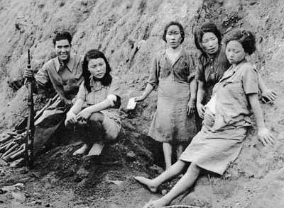 Mulheres coreanas, obrigadas a se prostituirem para os militares japoneses, junto a um soldado Aliado após a libertação em 1945.