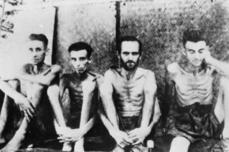 Prisioneiros australianos e holandeses extremamente desnutrido em Tarsau na Tailândia, 1943.