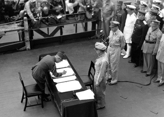 Rendição formal das forças japonesas no encouraçado USS Missouri.