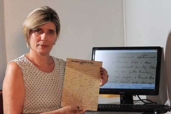 Daliana Cascudo, neta do folclorista Câmara Cascudo, com uma carta original do acervo do seu avô