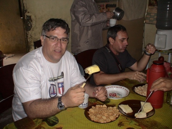 Degustando um maravilhoso queijo, ao lado do amigo Álvaro Severo, proprietário da Fazenda Bezerros.