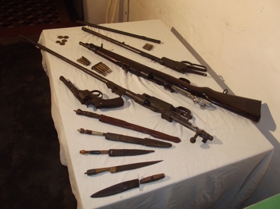 Armas de fogo, munições e armas brancas encontradas em grutas que serviram de abrigo aos cangaceiros na Serra Grande