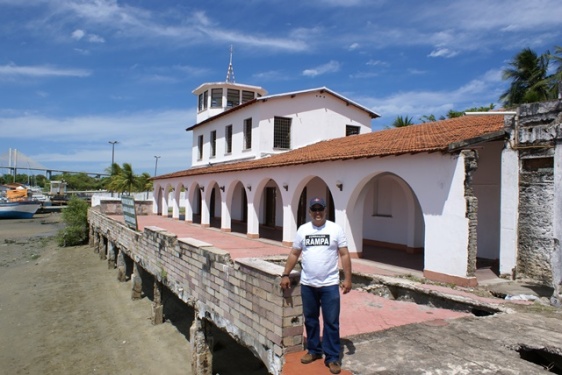O autor deste artigo no prédio histórico da Rampa em 2009 - Foto - Leonardo Dantas