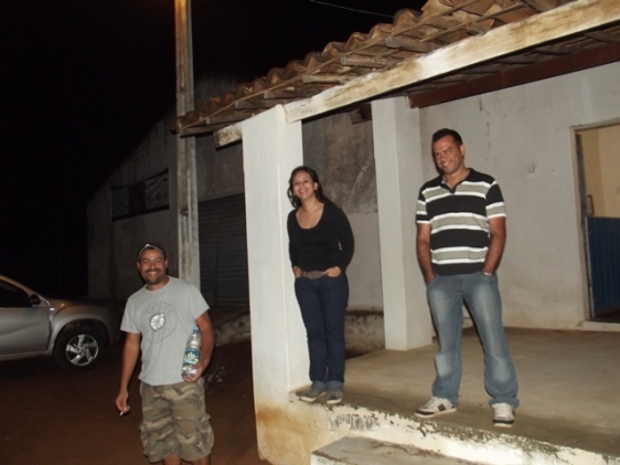 A noite na Fazenda Barreiros, zona rural de Serra Talhada. A galera animada para a Serra Grande 