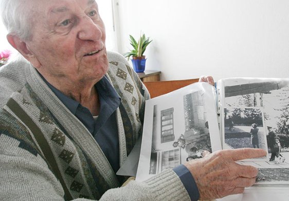 Rochus Misch, em entrevista em 2005; ex-guarda-costas e última testemunha viva de suicídio de Hitler morreu aos 96 anos - Herbert Knosowski - 10.mar.05/Associated Press