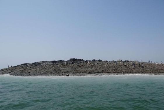 Nova ilha surgida no litoral do Paquistão após terremoto