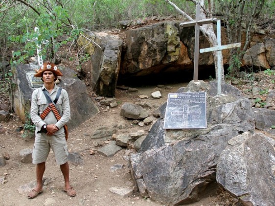 Grota de Angico, local onde o grupo de Lampião foi emboscado, é marcado por uma cruz e placa com o nome dos cangaceiros mortos (Foto: Waldson Costa/G1)
