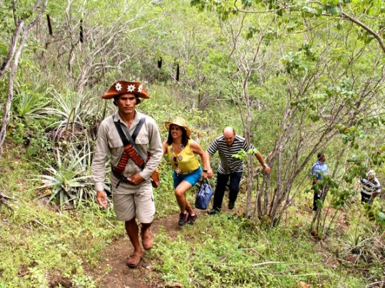 Grupo segue por trilha na vegetação de caatinga até a Grota do Angico (Foto: Waldson Costa/G1)