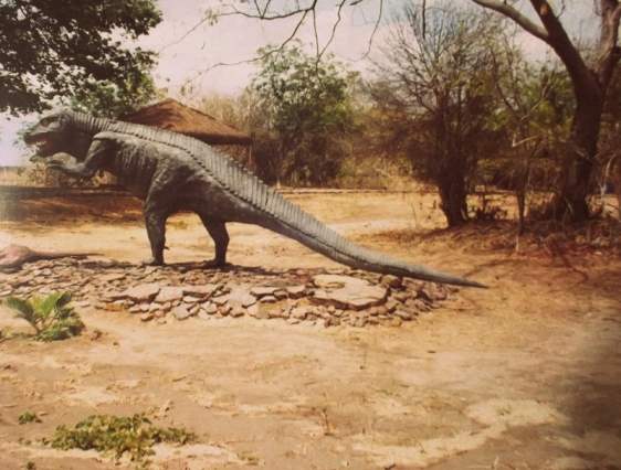 Foto de uma reprodução de um dinossauro. Realizada pelo autor do blog TOK DE HISTÓRIA em 1999