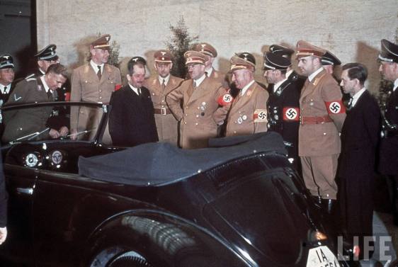 Hitler conhecendo os primeiros protótipos - Fonte - Time/Life