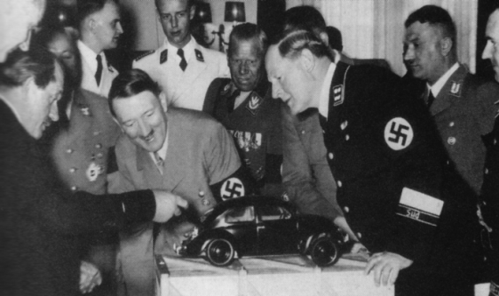 Porsche apresentando a Hitler seu projeto 