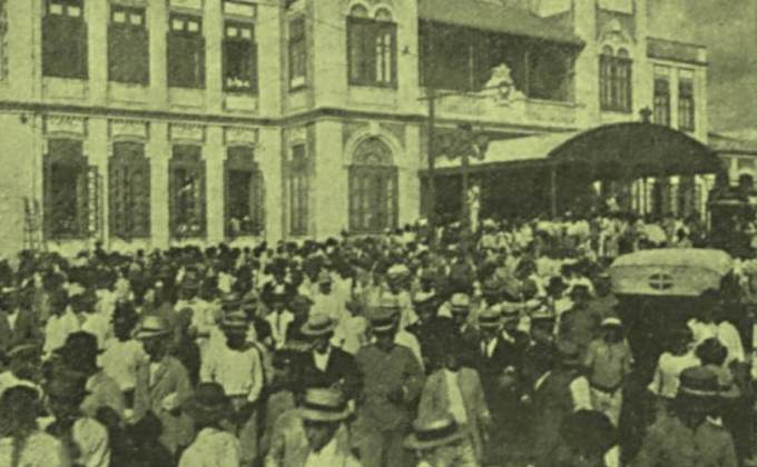 Multidão a frente da Estação Central do Recife na chegada do famoso cangaceiro.