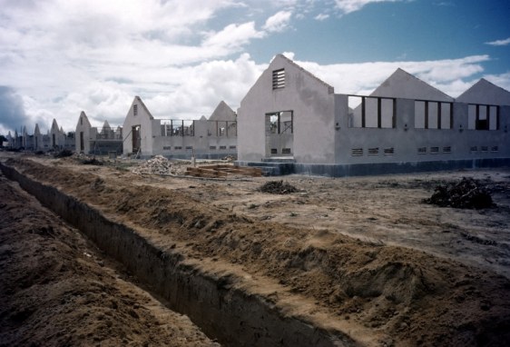 Construção de alojamentos - Fonte - Ivan Dmitri/Michael Ochs Archives / Getty Images​, via - http://www.buzzfeed.com