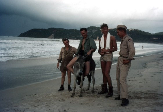 E os militares aproveitavam para se inteirar da cultura local e relaxar um pouco na praia - Fonte - Ivan Dmitri/Michael Ochs Archives / Getty Images​, via - http://www.buzzfeed.com