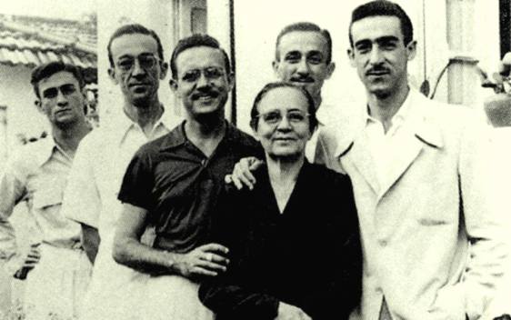Foto provavelmente da década de 1960, onde mostr Rita Suassuna e seus filhos, da esquerda para direita, Ariano, Saulo, João, Lucas e Marcos