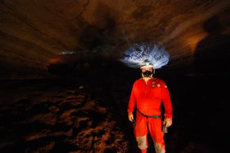 Em uma das cavernas de Felipe Guerra com equipamento adequado para entrar nestes ambientes - Foto - Solon R. A. Netto