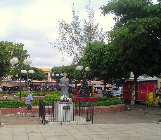 praça principal da atual Santa Cruz da Baixa Verde, com a estátua do Padre Ibiapina em destaque.