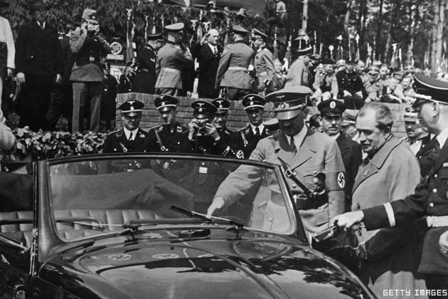 Hitler e seu carro popular - Fonte - Getty Images