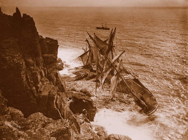 A Barca Hansey naufragou em 13 de novembro de 1911. Você pode ver claramente a navios de carga de madeira muito do que foi recuperada e usada localmente. 
