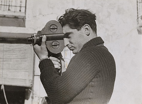 Robert Capa, durante a cobertura da Guerra Civil Espanhola, em 1937 – Foto - Gerda Taro / Wikimedia