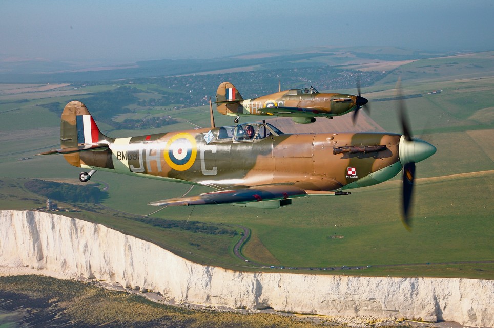 Aviões britânicos Spitfire e Hurricane sobreviventes da II Guerra, sobrevoando os rochedos brancos de Dover, as margens do Canal da Mancha