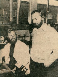 Piot (direita) no laboratório em 1976 (Foto: BBC)