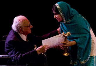 A paquistanesa Malala Yousafzai e Nicholas Winton em 2013 Fonte - www.themalaysianinsider.com