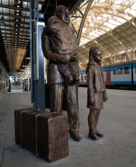Estátua em sua homenagem (estação em Praga) - http://papodehomem.com.br/