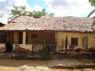 Estado de abandono da antiga casa grande da Fazenda Santana, para onde o fazendeiros Gurgel foi levado pelo cangaceiro Sabino e ficou frente a frente com lampião.