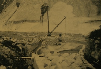 Guindaste destinado ao transporte de blocos de granito, para o represamento do rio Acauã.