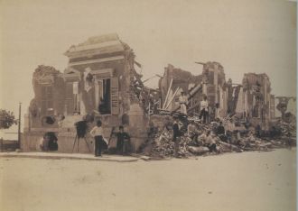 Fotografia de 1894 é de um prédio em ruínas, durante a Revolta da Armada no Rio - Fonte - http://www.revistadehistoria.com.br/secao/na-rhbn/ruinas-em-flashback