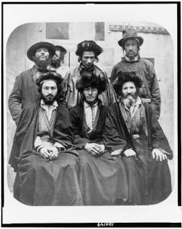 Ashkenazim   (Judeus alemães)  em 1876. O termo Ashkenazi geralmente se refere aos judeus da Europa Oriental - Fonte - http://www.israeldailypicture.com/2011/09/who-is-jew-more-than-100-years-ago-in.html
