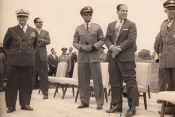 Jango assiste, em 1963, à demonstração da FAB, com a presença de Rui Moreira Lima, à sua esquerda. O militar se pôs em defesa da ordem democrática e da manutenção da legalidade nos momentos de ruptura. (Foto: Acervo Pedro Luiz Moreira Lima) 