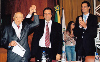 Acima, recebe pedido de desculpas por meio do ministro da Justiça, em 2011. (Foto: Acervo Pedro Luiz Moreira Lima) 