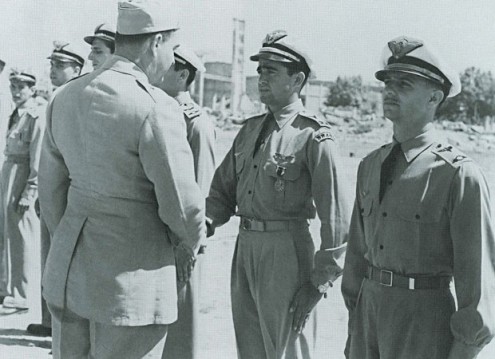 Ao retornar da guerra, como tenente, Moreira Lima foi condecorado pelas missões na 2ª Guerra Mundial pela FAB (Foto: Agência Força Aérea/Arquivo)
