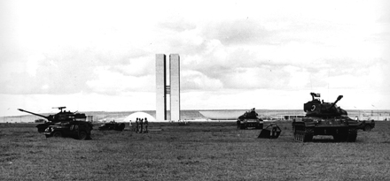 Tanques em frente ao Congresso Nacional patrulham a Esplanada dos Ministérios, em Brasília, após o golpe militar de 1964 - Fonte - https://pt.m.wikipedia.org/wiki/Ditadura_militar_no_Brasil_(1964-1985)