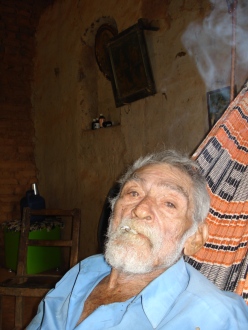 Antônio Belo, quase centenário em 2009, fumando seu cigarrinho de palha na sua rede.