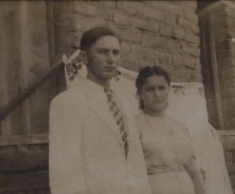 Foto de jovem casal do sertão potiguar entre as décadas de 1920 e 30. Pouca margem para mostrar em fotografias algum aspecto de felicidade.