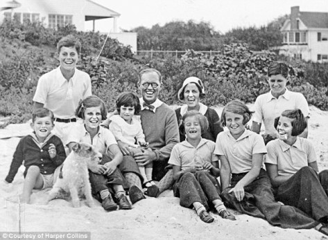 2D23CBD600000578-3262024-All_in_the_family_The_Kennedy_clan_pose_for_a_photo_at_Hyannis_P-m-9_1444143176235